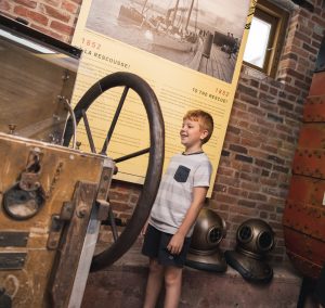 Enfant dans l'exposition Un chantier, mille bateaux